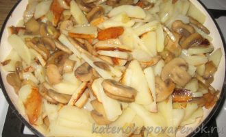 Жареная картошка с шампиньонами на сковороде - шаг 8