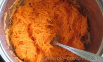 Морковный пирог с лимонной глазурью в духовке - шаг 6