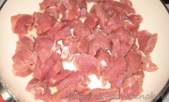 Жареная свинина с луком на сковороде - шаг 2