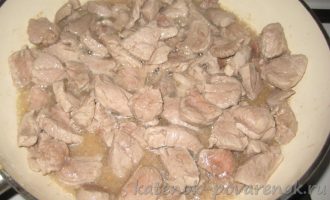 Жареная свинина с луком на сковороде - шаг 3