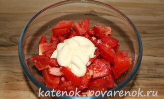 Салат из помидоров и болгарского перца – шаг 7
