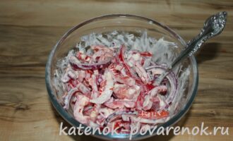 Салат из помидоров и болгарского перца – шаг 8