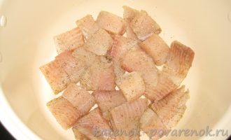 Рыба с овощами под майонезом и сыром в мультиварке - шаг 6