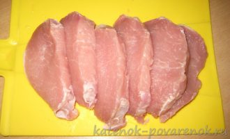 Свиные отбивные, жареные в панировке на сковороде - шаг 3