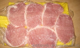 Свиные отбивные, жареные в панировке на сковороде - шаг 4