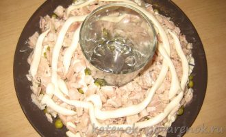 Салат «Малахитовый браслет» с курицей, грибами и киви - шаг 11