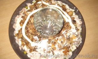 Салат «Малахитовый браслет» с курицей, грибами и киви - шаг 12