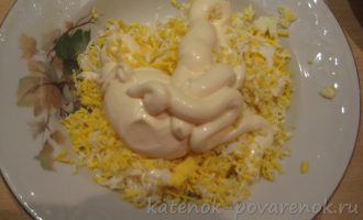 Салат «Малахитовый браслет» с курицей, грибами и киви - шаг 13