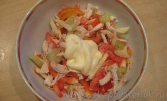 Салат с куриным филе, сельдереем и яблоками - шаг 9