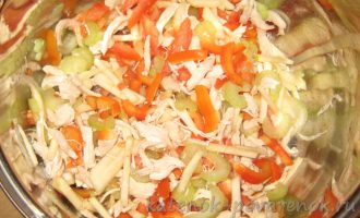 Салат с куриным филе, сельдереем и яблоками - шаг 8