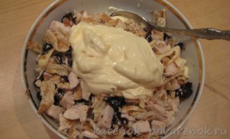 Салат с курицей, яичными блинчиками и черносливом - шаг 13