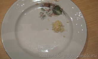 Салат с крабовым мясом и помидорами - шаг 2