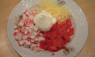 Салат с крабовым мясом и помидорами - шаг 5