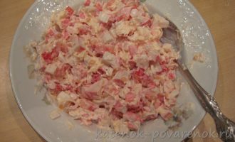 Салат с крабовым мясом и помидорами - шаг 6