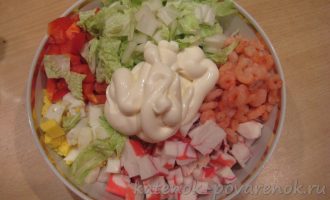 Салат с креветками и крабовым мясом - шаг 8