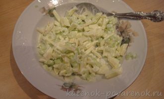 Салат из яблок и сельдерея - шаг 4