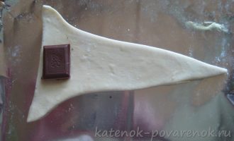 Круассаны с шоколадом из слоеного теста - шаг 3