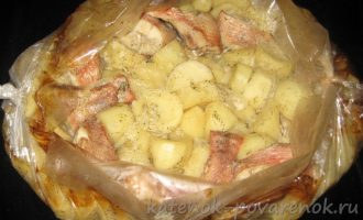Морской окунь с картошкой, запеченные в рукаве - шаг 10