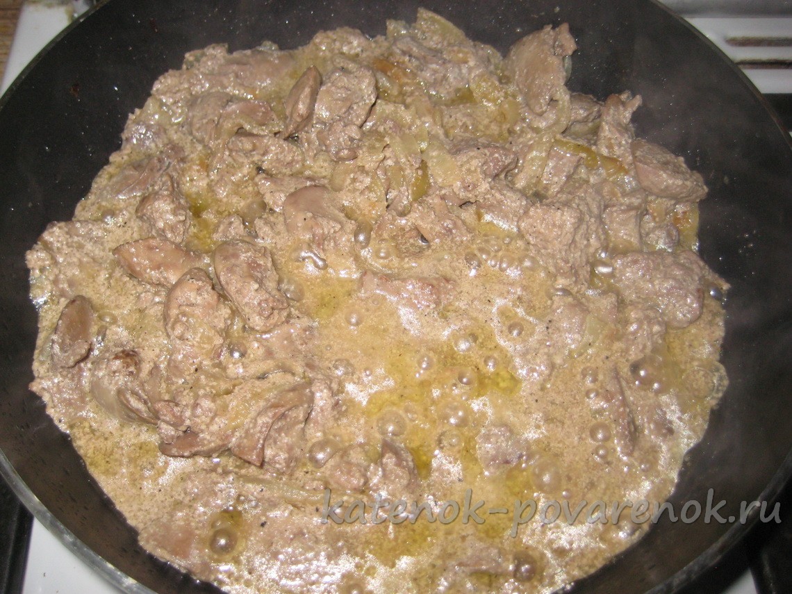 Куриная печень в сметане с луком на сковороде с подливкой нежная рецепт фото