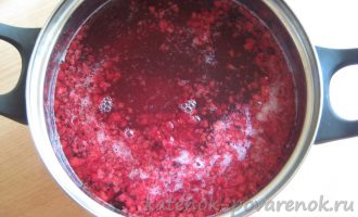 Брусничный морс из замороженной ягоды - шаг 3