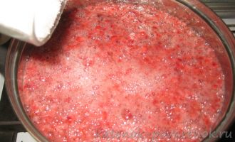 Брусничный морс из замороженной ягоды - шаг 4