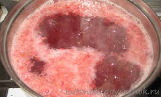 Брусничный морс из замороженной ягоды - шаг 5