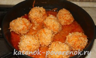 Ёжики из фарша с рисом в томатном соусе на сковороде – шаг 13