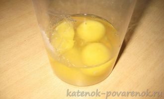 Тонкие блинчики на молоке и яйцах - шаг 1