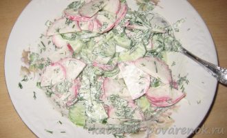 Салат из редиски и огурцов - шаг 6