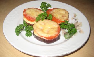Баклажаны с сыром и помидорами, запеченные в духовке