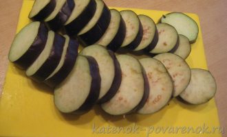 Баклажаны с сыром и помидорами, запеченные в духовке - шаг 1