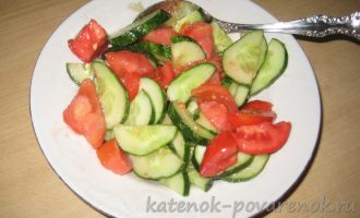 Простой салат из огурцов и помидоров - шаг 4