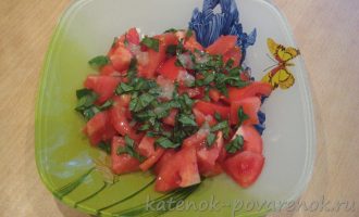 Салат из помидоров с базиликом - шаг 4