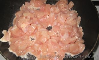 Куриное филе с кабачками на сковороде - шаг 2
