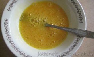 Омлет с зеленым горошком и сосисками - шаг 3