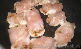 Куриные рулетики с грибами и сыром - шаг 15