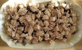 Слоеный салат с курицей, грибами и черносливом - шаг 14