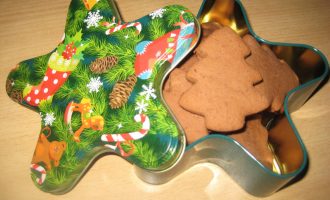 Новогоднее печенье с какао и корицей