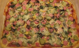 Пицца с сосисками, вешенками и маринованными огурчиками