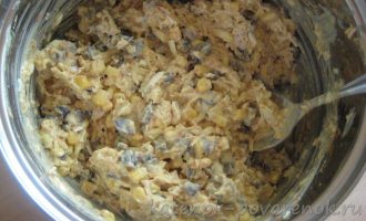 Новогодний салат «Елочка» с курицей, кукурузой и грибами - шаг 15