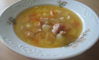 Картофельный суп со свининой и паприкой