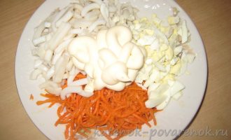 Салат с кальмарами и корейской морковью - шаг 6