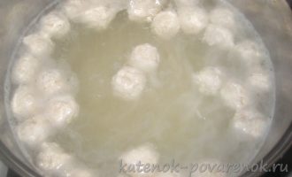 Томатно-рисовый суп с куриными фрикадельками - шаг 11