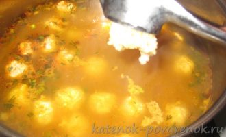 Томатно-рисовый суп с куриными фрикадельками - шаг 15