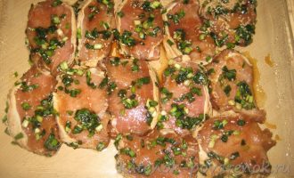 Свинина, маринованная в соевом соусе и зеленом луке - шаг 6