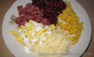 Салат с фасолью, кукурузой и копченой колбасой - шаг 5