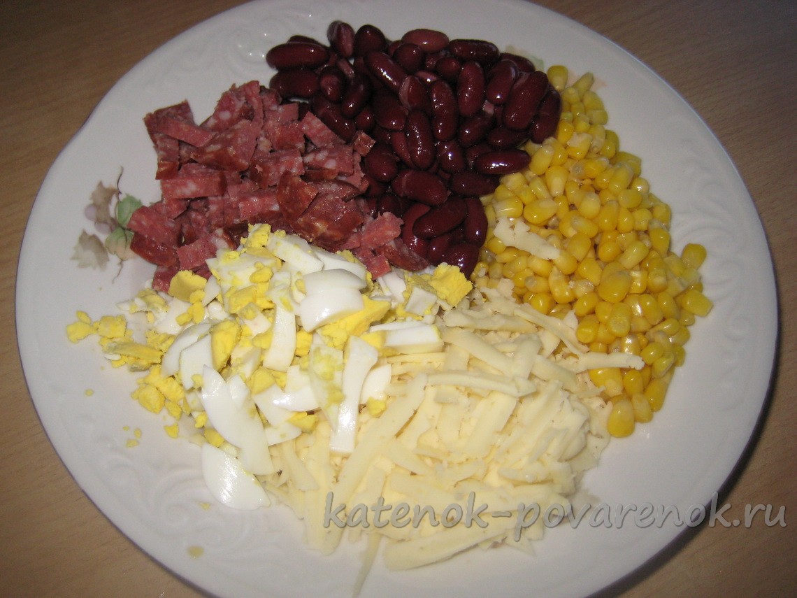 Салат с консервированной фасолью, сухариками и копченой колбасой