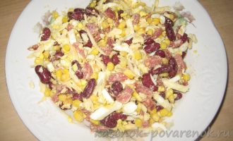 Салат с фасолью, кукурузой и копченой колбасой - шаг 7