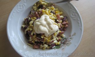 Салат с фасолью, кукурузой и копченой колбасой - шаг 8