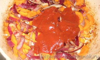 Свинина в томате с луком и морковью на сковороде - шаг 9